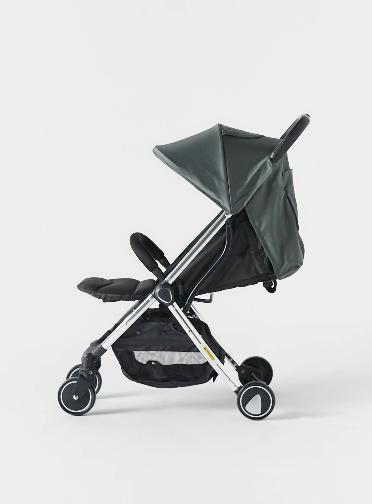 Giggles Pouch Cabin Approved Stroller with 3-Fold System, Aluminium Frame and Wheel Lock-baby-gear-strollersandprams-strollers-image-4