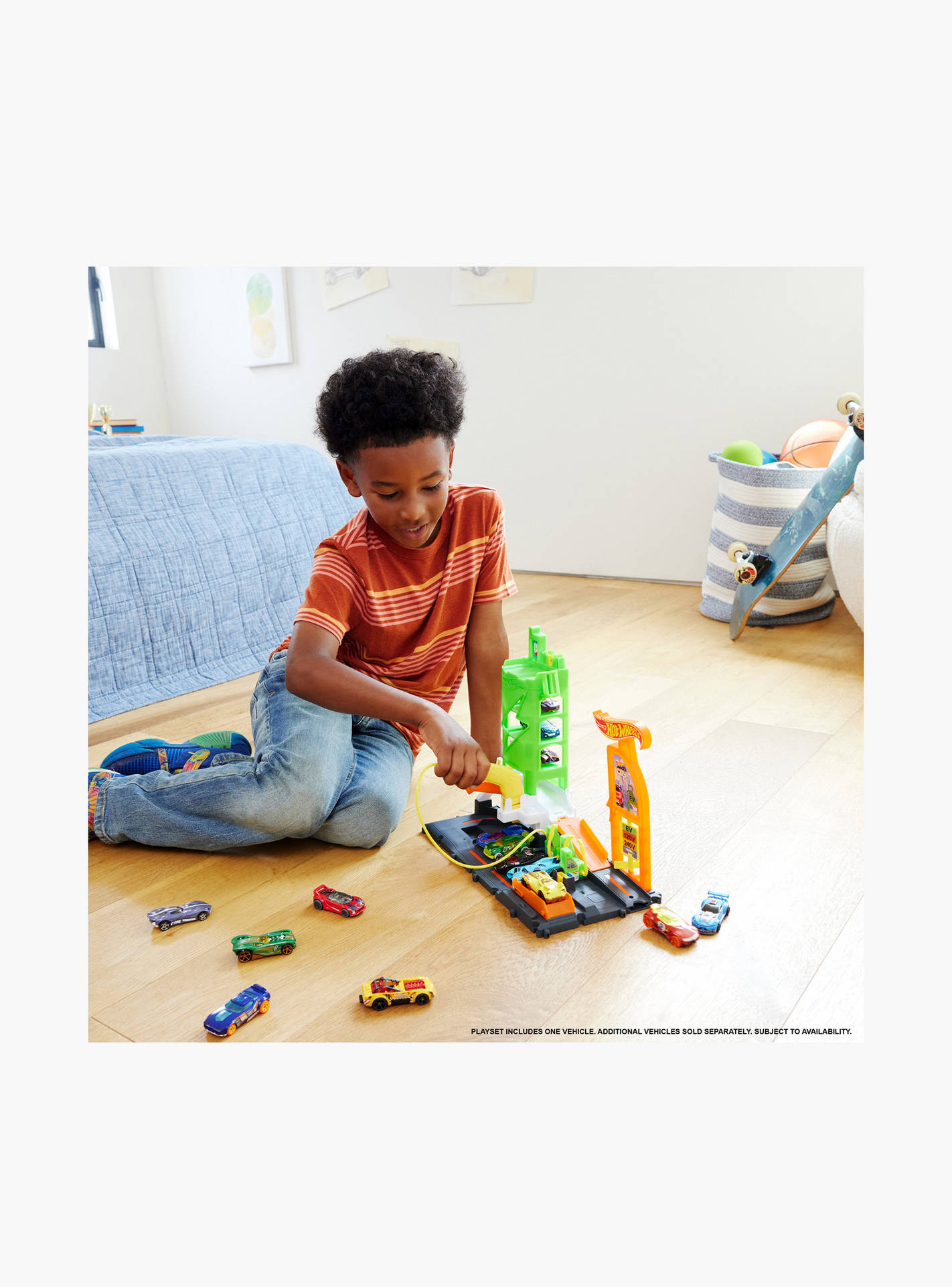 Hot Wheels City Track Set, Super Recharge Fuel Station Playset with EV Chargers & 1:64 Scale Toy Car-toys-playvehicles-vehicleplaysets-image-2