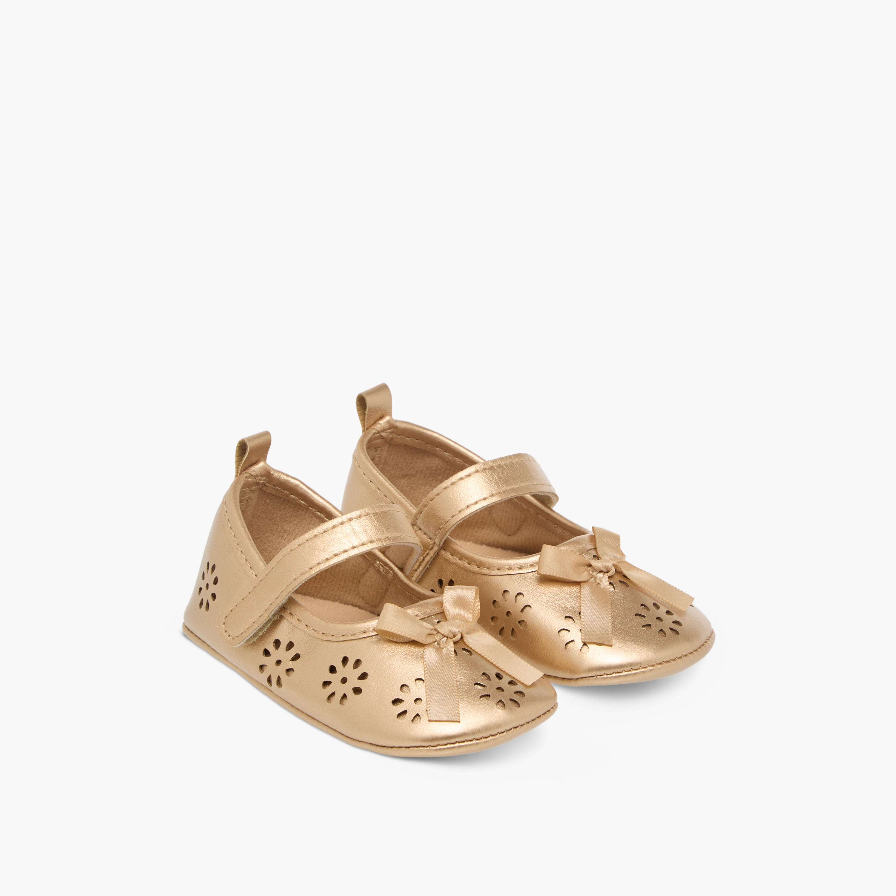 بوت بتصاميم مفرغة وشريط إغلاق من جيجلز-promo_babyshop_Buy3for10_UAE230426-image-1