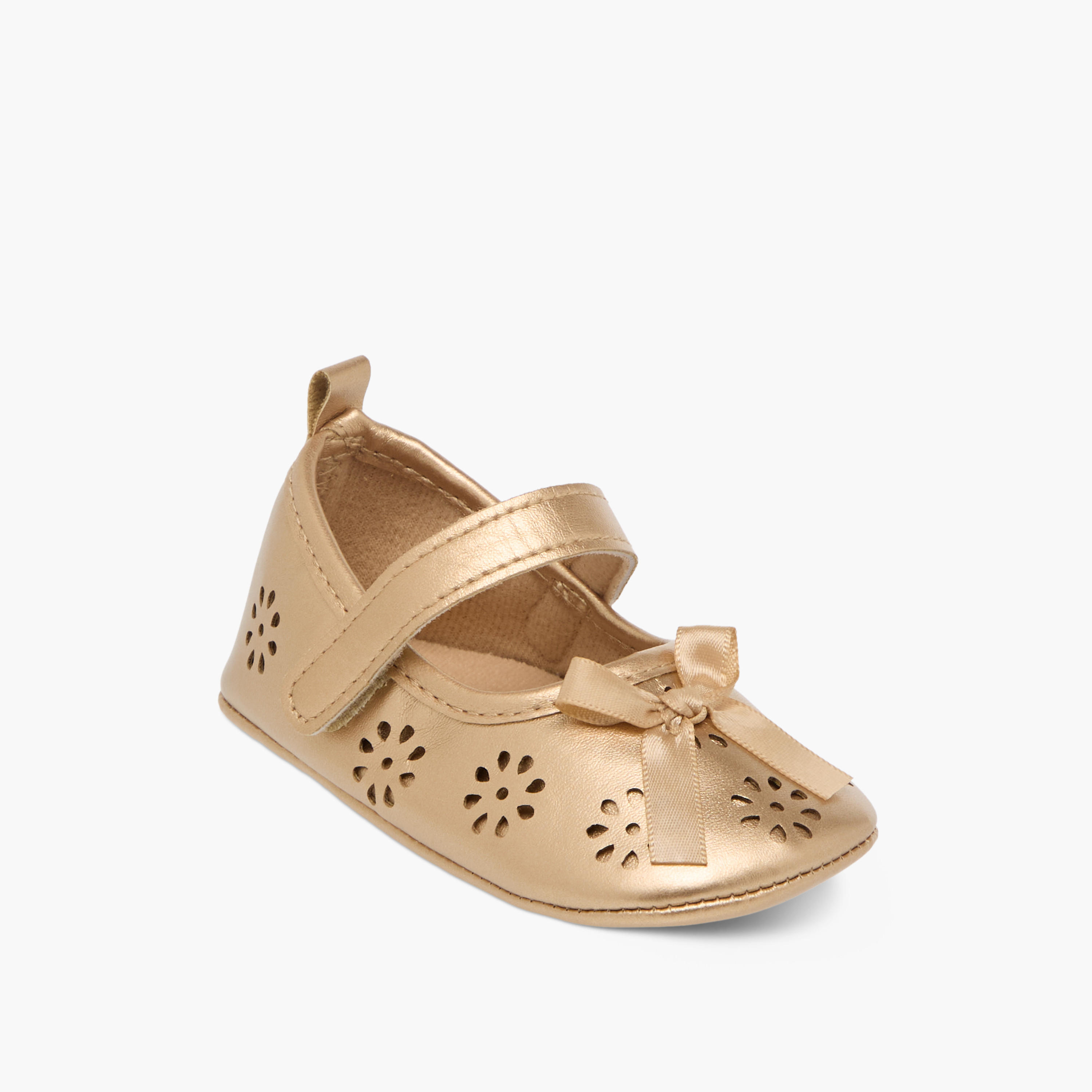 بوت بتصاميم مفرغة وشريط إغلاق من جيجلز-promo_babyshop_Buy3for10_UAE230426-image-2