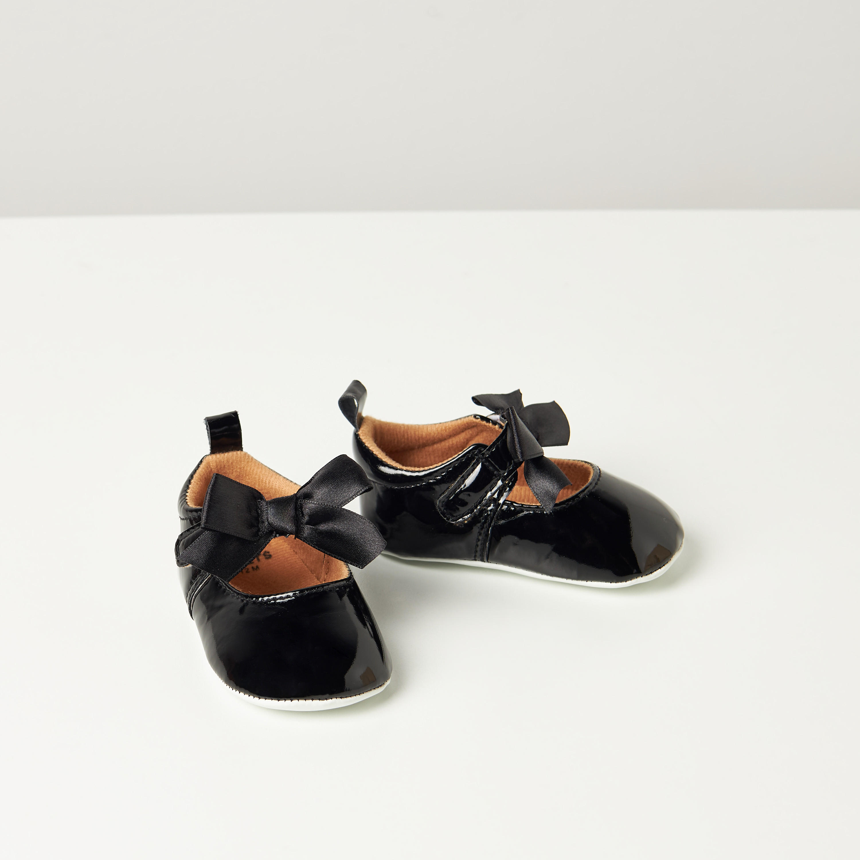 بوت سادة بزينة فيونكة وشريط إغلاق لاصق من جونيورز-baby-girls-shoes-closedshoes-image-1