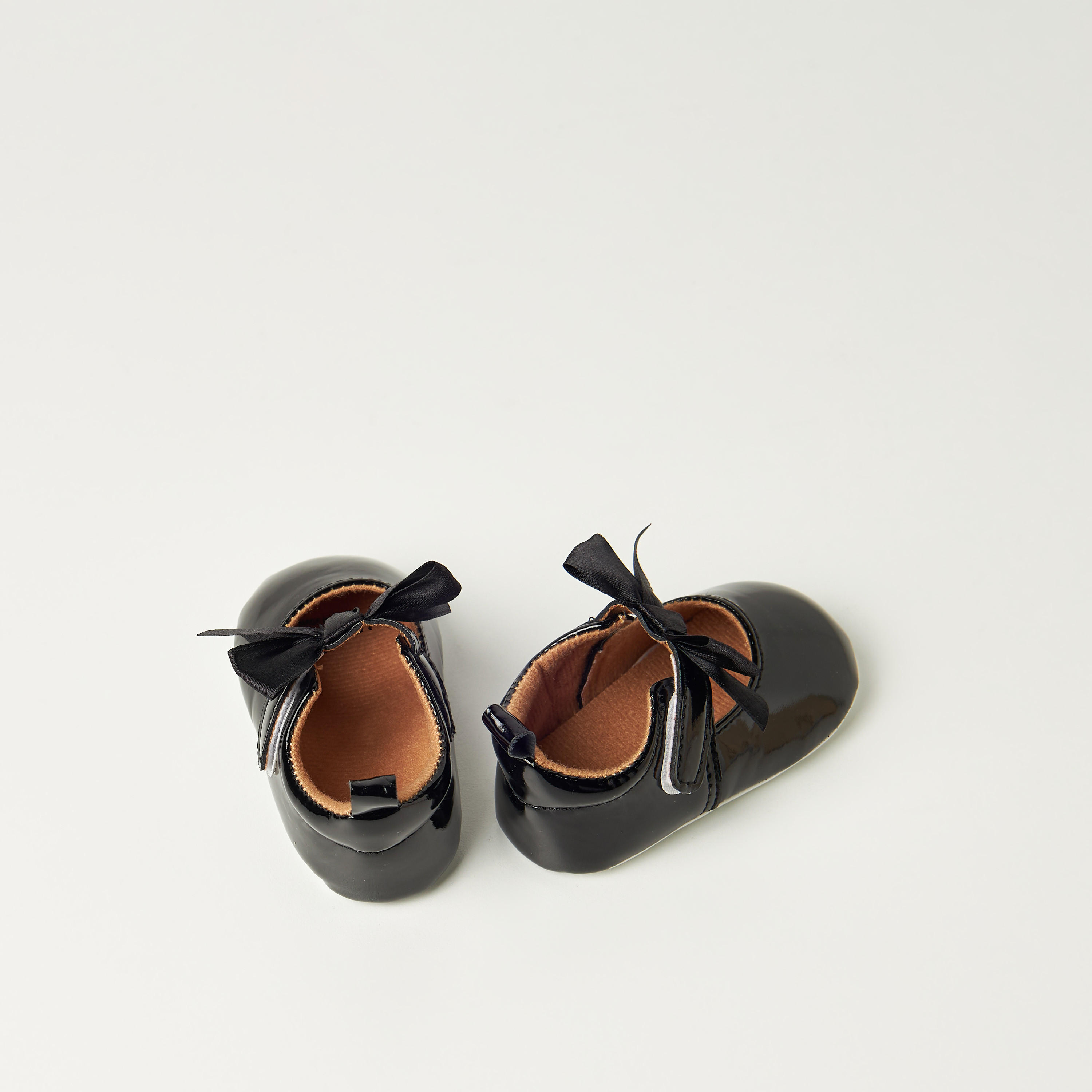 بوت سادة بزينة فيونكة وشريط إغلاق لاصق من جونيورز-baby-girls-shoes-closedshoes-image-2