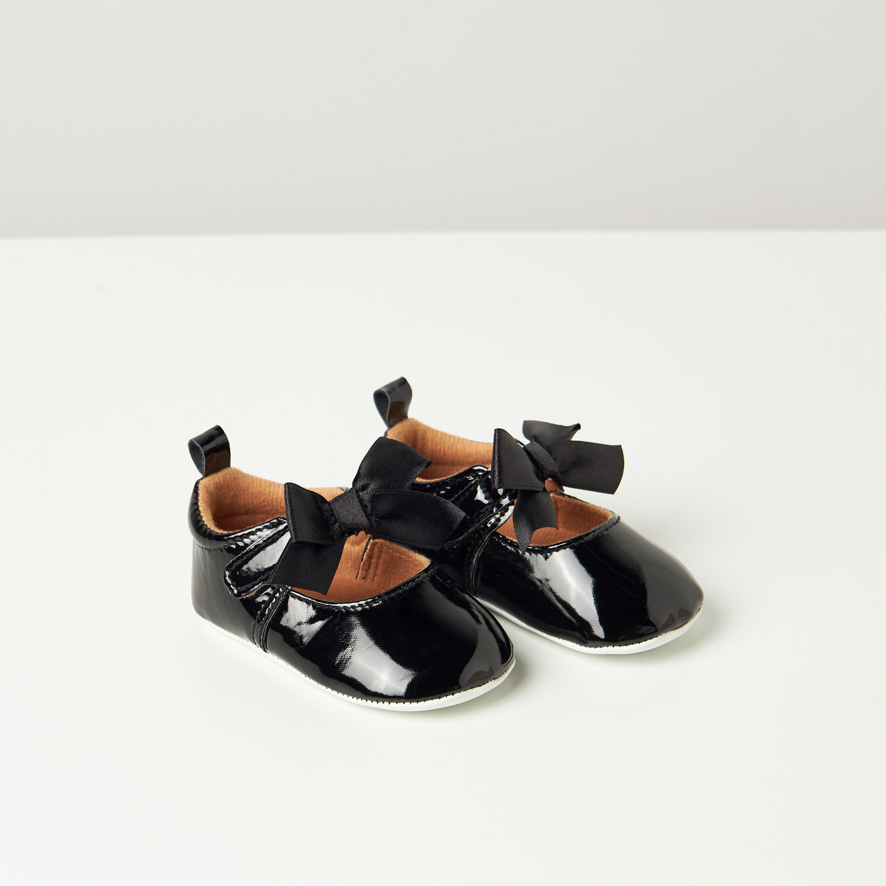 بوت سادة بزينة فيونكة وشريط إغلاق لاصق من جونيورز-baby-girls-shoes-closedshoes-image-3