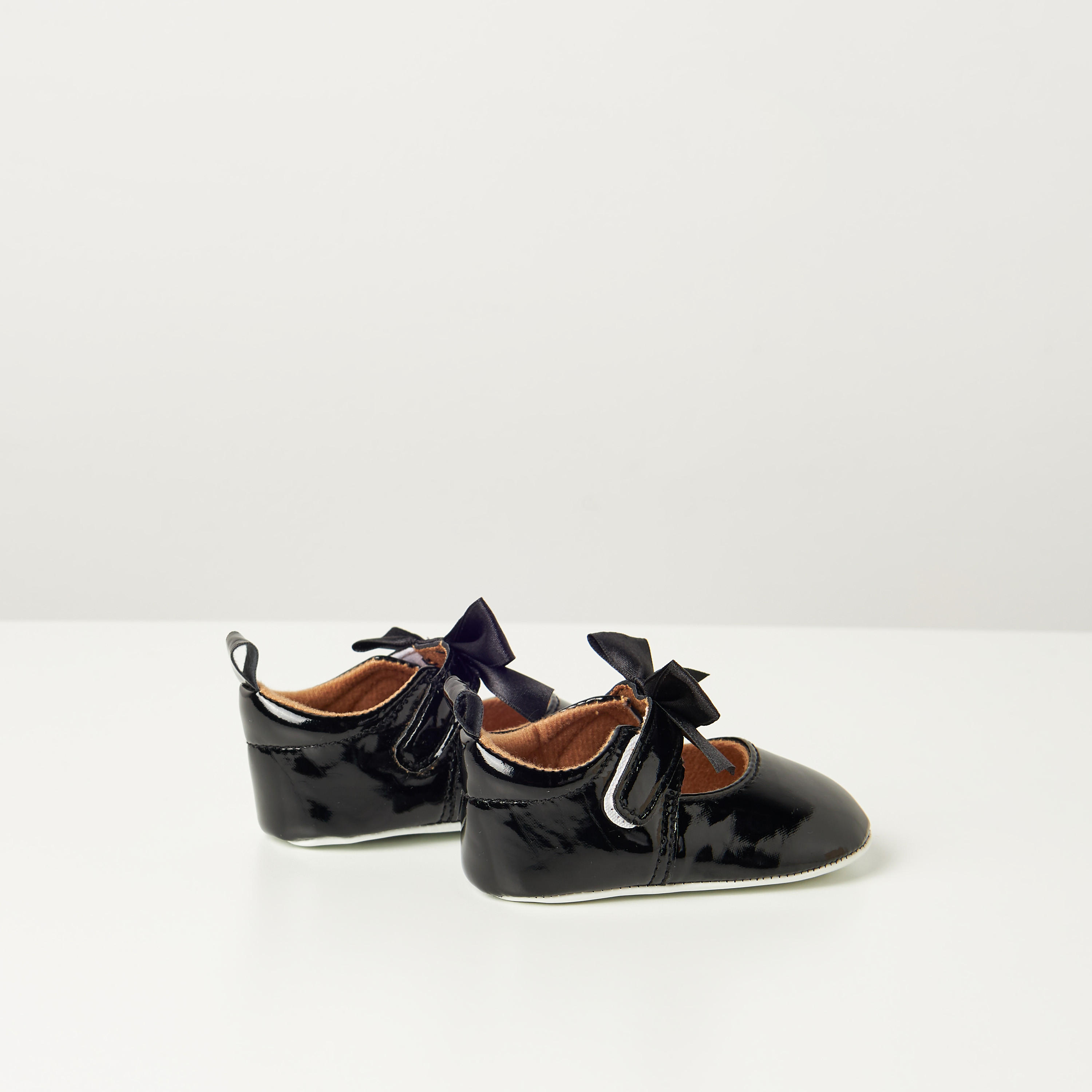بوت سادة بزينة فيونكة وشريط إغلاق لاصق من جونيورز-baby-girls-shoes-closedshoes-image-4