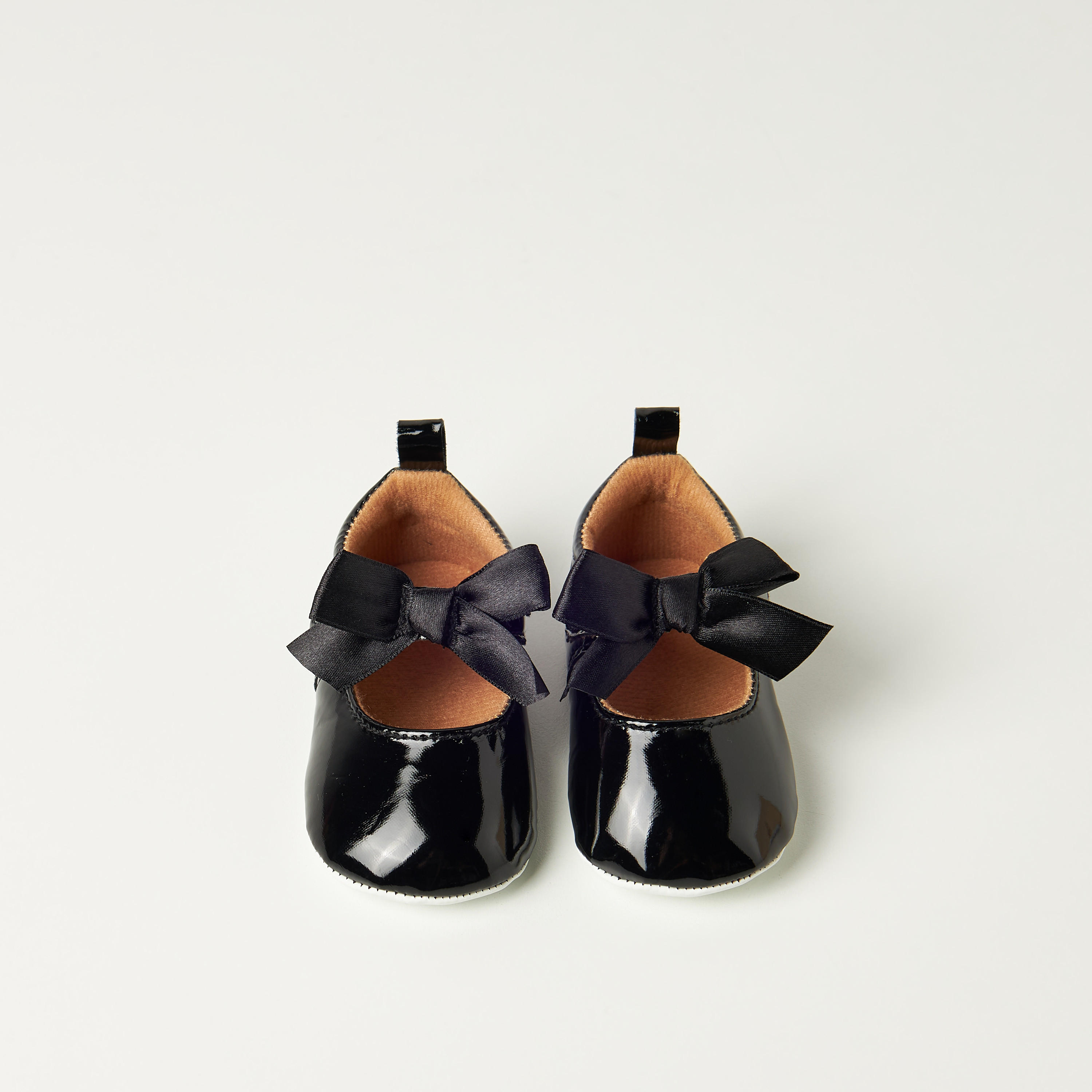 بوت سادة بزينة فيونكة وشريط إغلاق لاصق من جونيورز-baby-girls-shoes-closedshoes-image-5