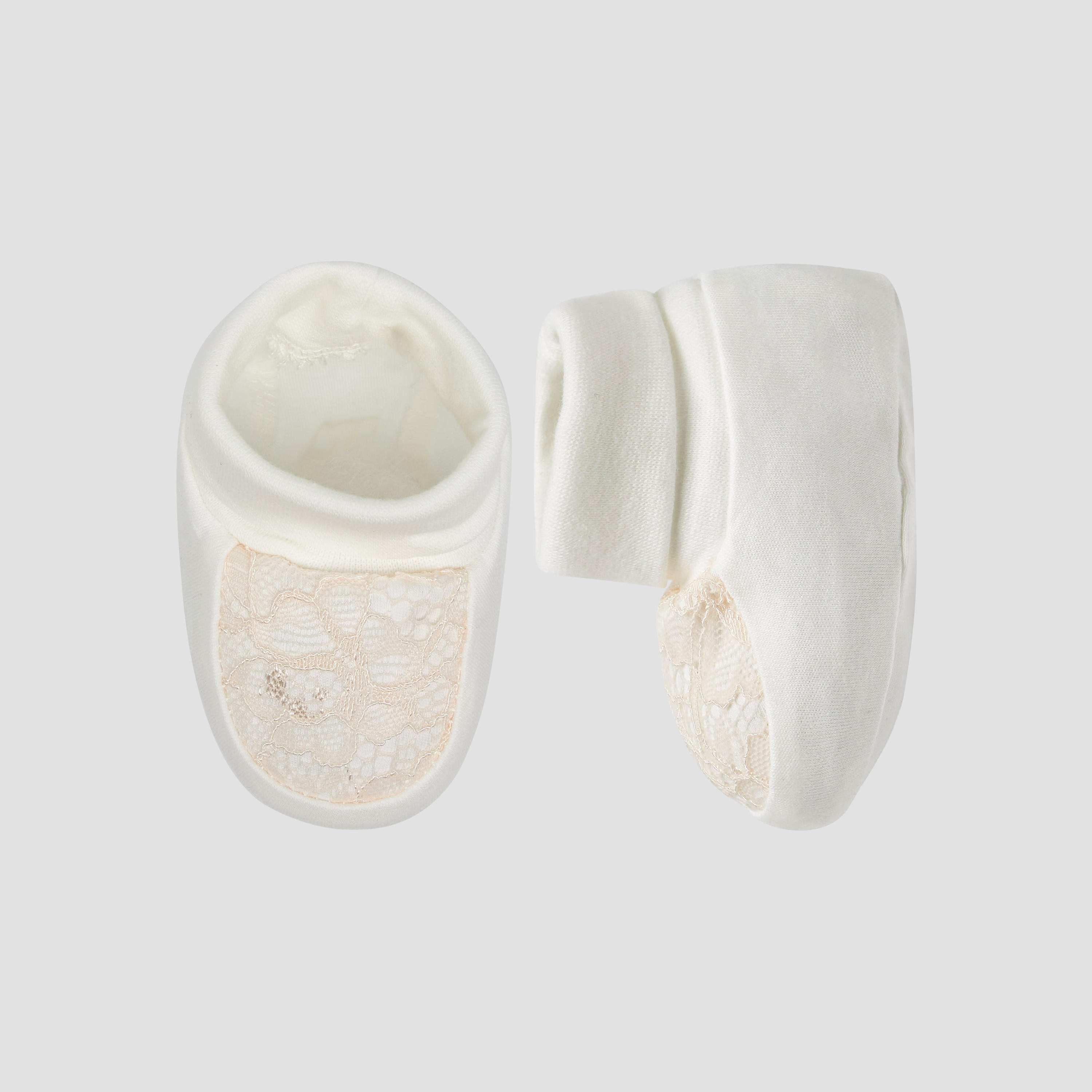 بوت بتفاصيل دانتيل من جيجلز-baby-girls-shoes-booties-image-1