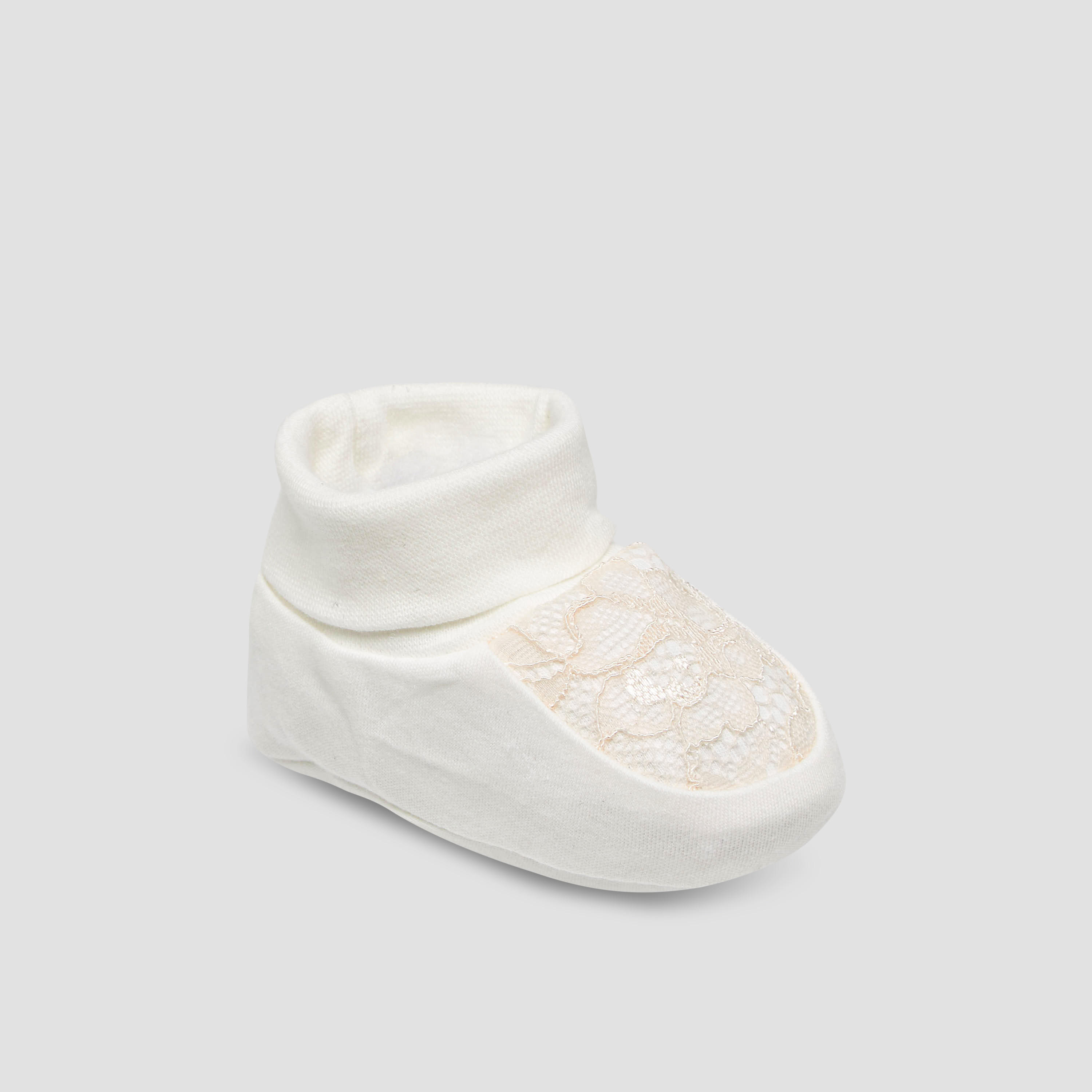 بوت بتفاصيل دانتيل من جيجلز-baby-girls-shoes-booties-image-2