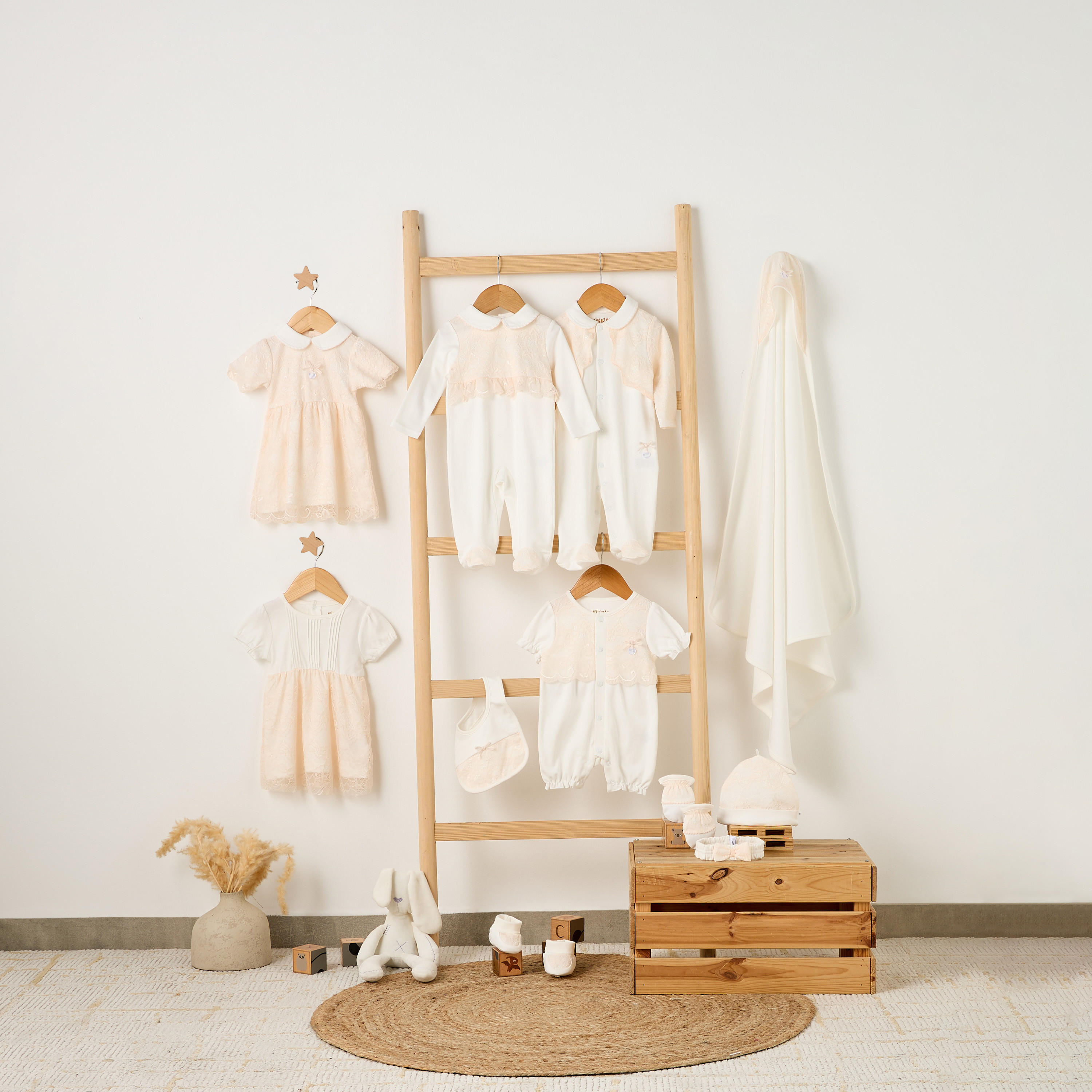 بوت بتفاصيل دانتيل من جيجلز-baby-girls-shoes-booties-image-6