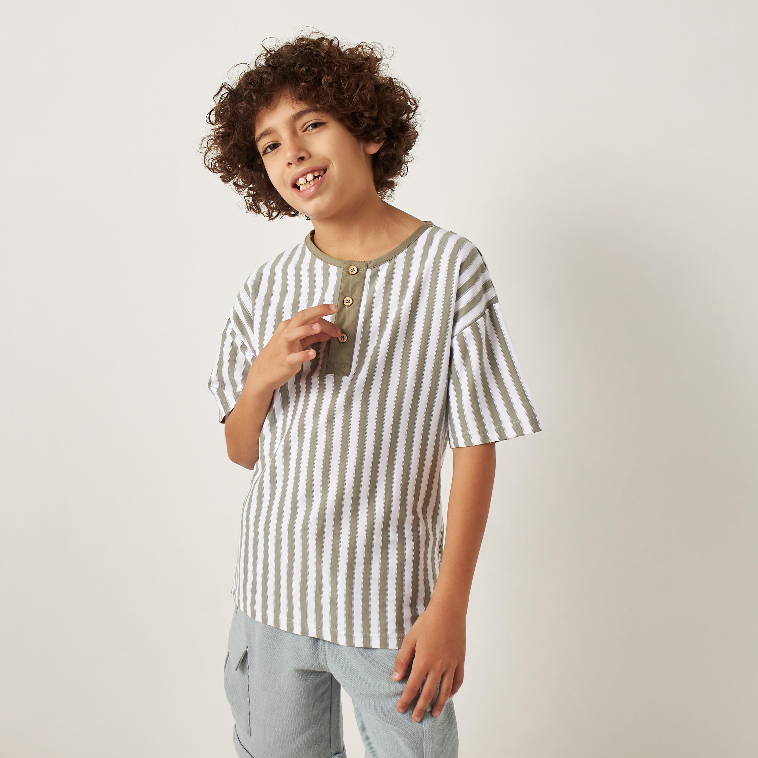 تيشيرت مقلّم بياقة ماندارين وأكمام قصيرة وأزرار من إليجو