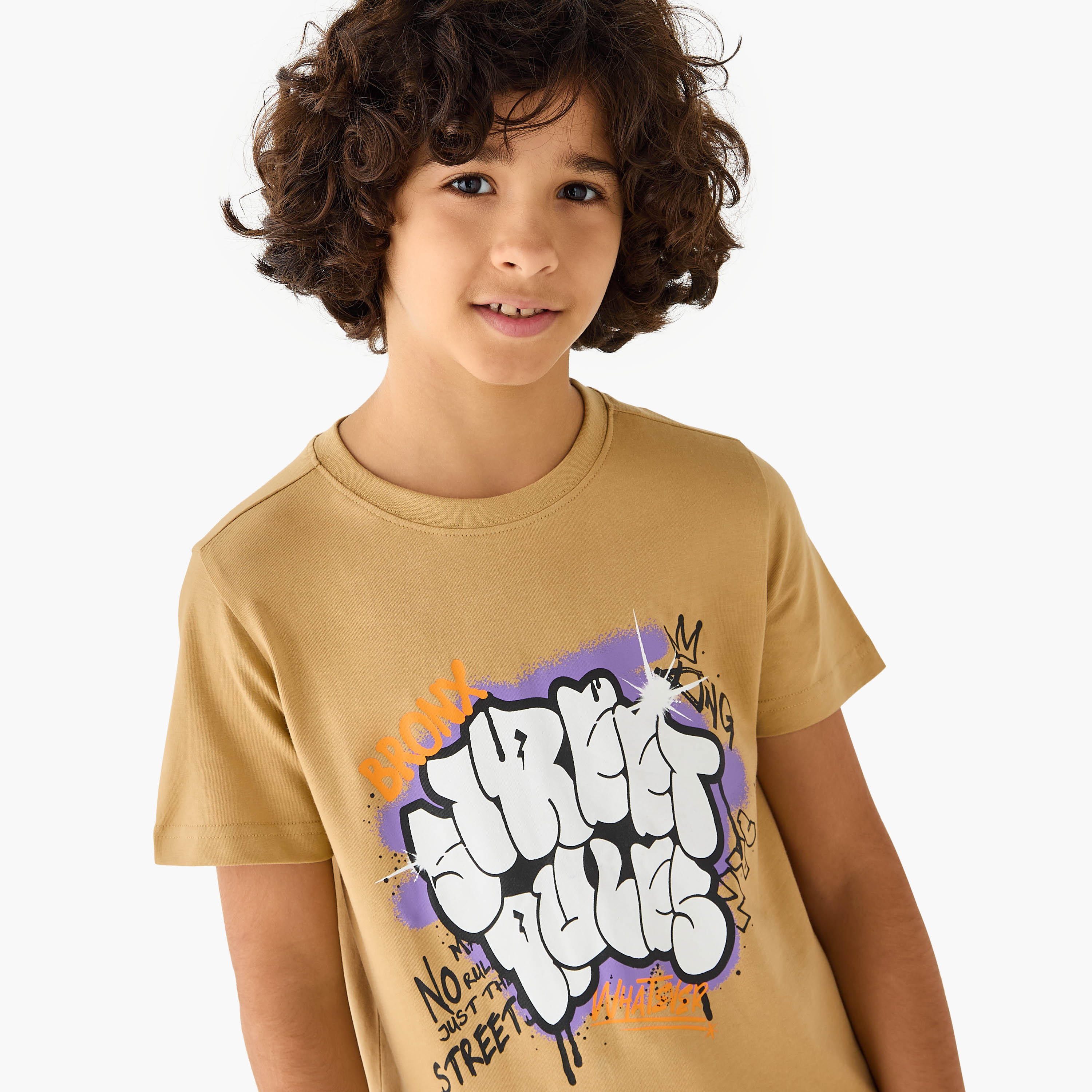 تيشيرت بطبعات جرافيتي من جونيورز-promo_babyshop_Buy2for30_UAE280426-image-4