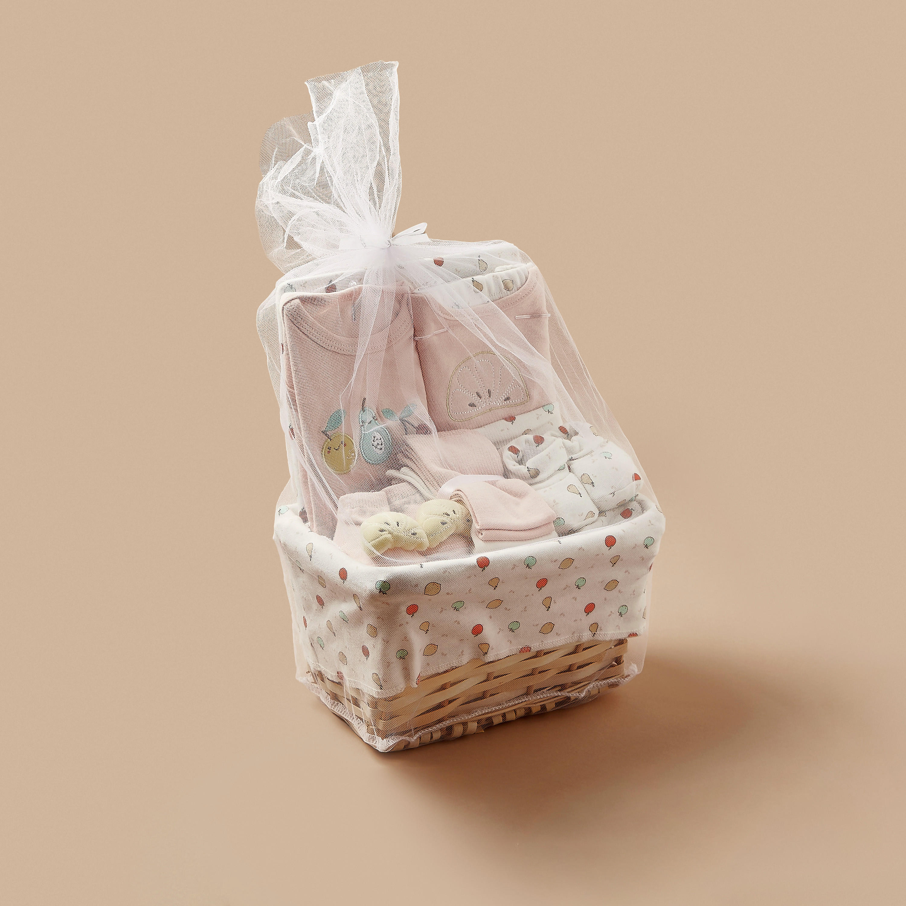 اشتري طقم سلة هدايا ملابس 12 قطعة بطبعات من جونيورز أونلاين محل