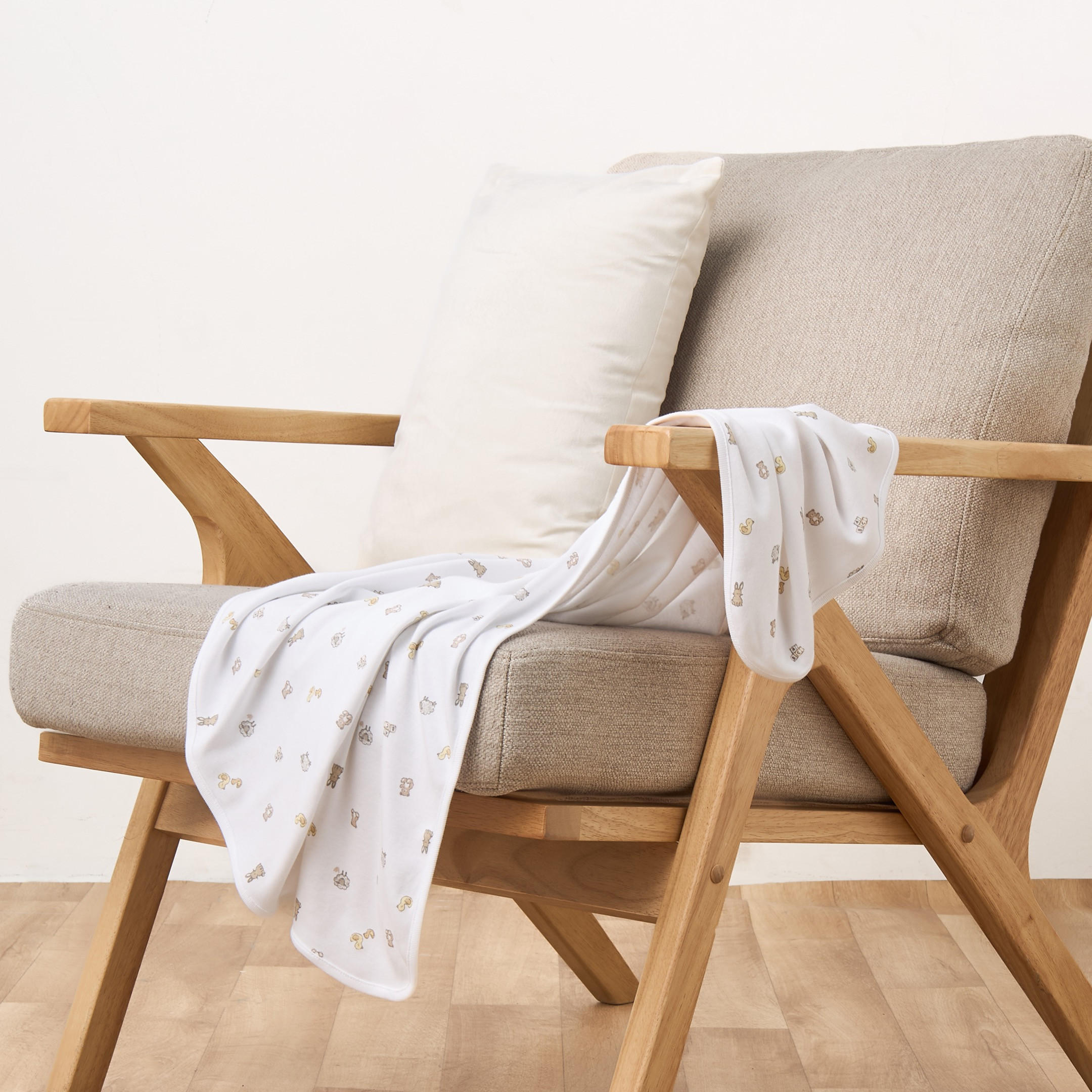 بطانيات مواليد بتصاميم متنوعة من جونيورز - طقم من قطعتين-baby-nursery-blanketsandswaddles-receivingblankets-image-2